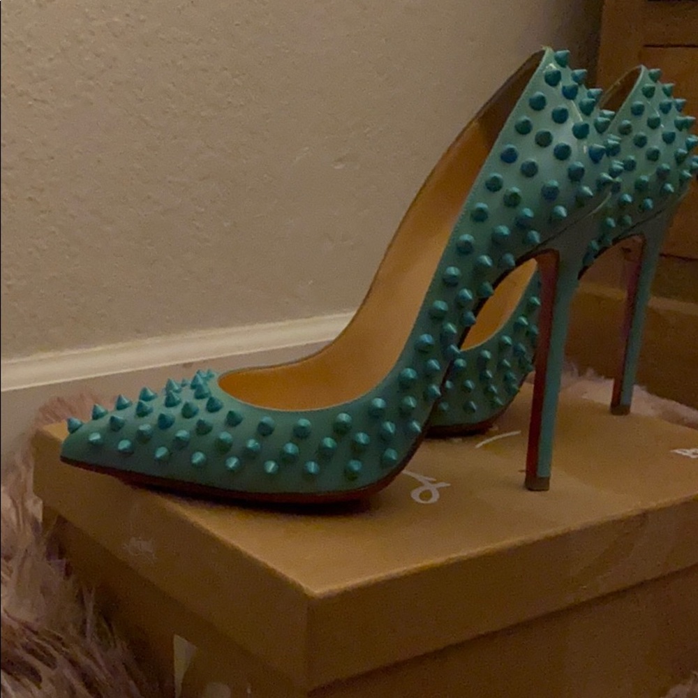 Christian Louboutin - Picture 4 of 4